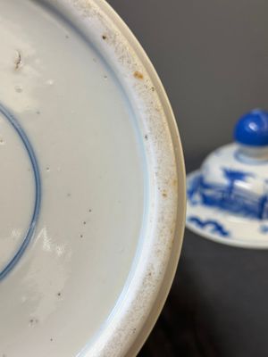 Een paar Chinese blauw-witte dekselvazen met figuratief decor, 19e eeuw — foto 17