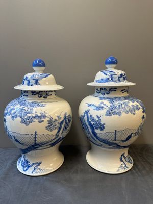 Een paar Chinese blauw-witte dekselvazen met figuratief decor, 19e eeuw — foto 2
