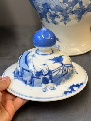 Een paar Chinese blauw-witte dekselvazen met figuratief decor, 19e eeuw — foto 5