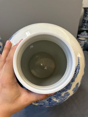 Een paar Chinese blauw-witte dekselvazen met figuratief decor, 19e eeuw — foto 9