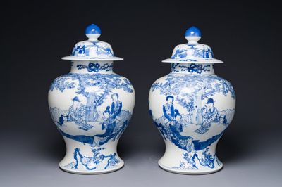 Een paar Chinese blauw-witte dekselvazen met figuratief decor, 19e eeuw