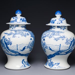 Een paar Chinese blauw-witte dekselvazen met figuratief decor, 19e eeuw — foto 2
