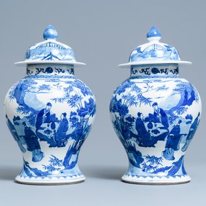 Een paar Chinese blauw-witte dekselvazen met figuratief decor, 19e eeuw — foto 1