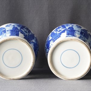 Een paar Chinese blauw-witte dekselvazen met figuratief decor, 19e eeuw — foto 13