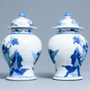 Een paar Chinese blauw-witte dekselvazen met figuratief decor, 19e eeuw — foto 3