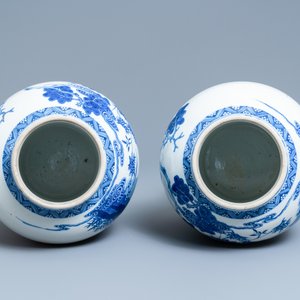 Een paar Chinese blauw-witte dekselvazen met figuratief decor, 19e eeuw — foto 5