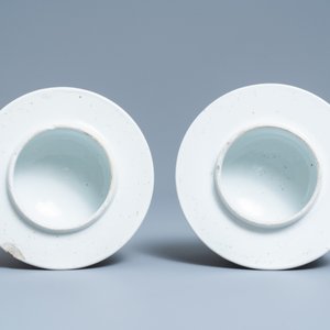 Een paar Chinese blauw-witte dekselvazen met figuratief decor, 19e eeuw — foto 8