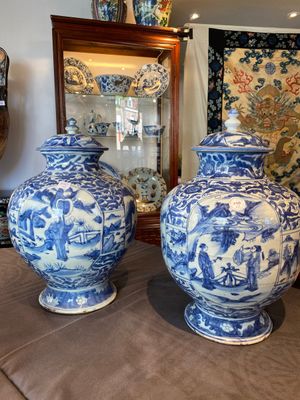Een paar Chinese blauw-witte dekselvazen met figuratief decor, Ming — foto 1