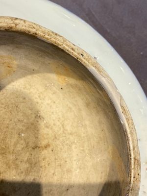 Een paar Chinese blauw-witte dekselvazen met figuratief decor, Ming — foto 12