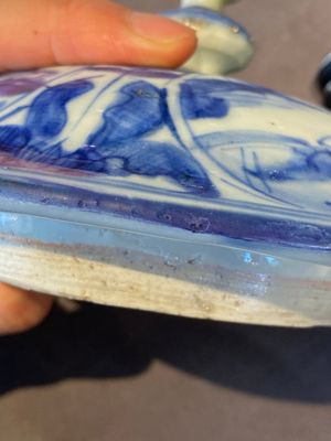 Een paar Chinese blauw-witte dekselvazen met figuratief decor, Ming — foto 13