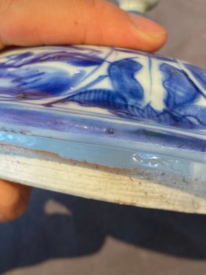 Een paar Chinese blauw-witte dekselvazen met figuratief decor, Ming — foto 14