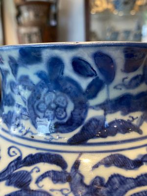 Een paar Chinese blauw-witte dekselvazen met figuratief decor, Ming — foto 19