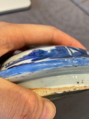 Een paar Chinese blauw-witte dekselvazen met figuratief decor, Ming — foto 24