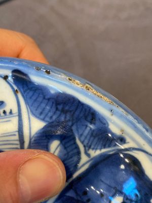 Een paar Chinese blauw-witte dekselvazen met figuratief decor, Ming — foto 25