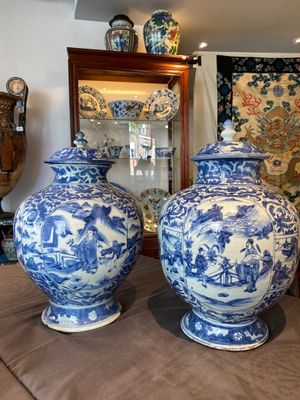 Een paar Chinese blauw-witte dekselvazen met figuratief decor, Ming — foto 3