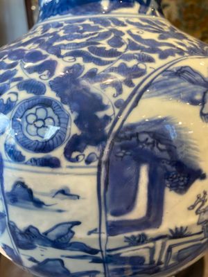 Een paar Chinese blauw-witte dekselvazen met figuratief decor, Ming — foto 32