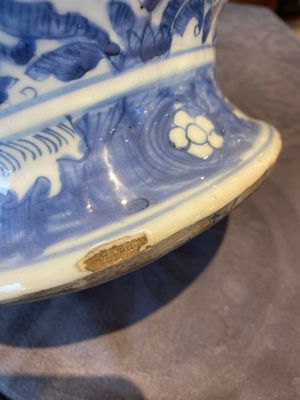 Een paar Chinese blauw-witte dekselvazen met figuratief decor, Ming — foto 33