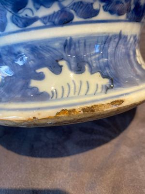 Een paar Chinese blauw-witte dekselvazen met figuratief decor, Ming — foto 34