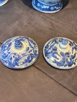 Een paar Chinese blauw-witte dekselvazen met figuratief decor, Ming — foto 4