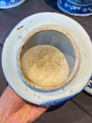 Een paar Chinese blauw-witte dekselvazen met figuratief decor, Ming — foto 5