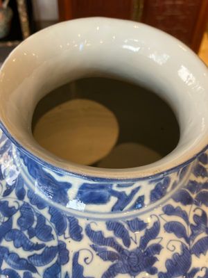 Een paar Chinese blauw-witte dekselvazen met figuratief decor, Ming — foto 8