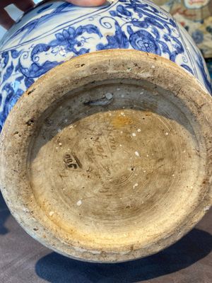 Een paar Chinese blauw-witte dekselvazen met figuratief decor, Ming — foto 10