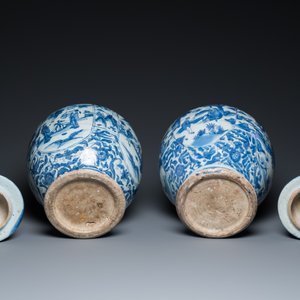 Een paar Chinese blauw-witte dekselvazen met figuratief decor, Ming — foto 6