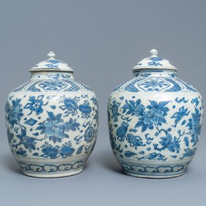 Een paar Chinese blauw-witte dekselvazen met floraal decor, Hatcher cargo scheepswrak, Transitie periode — foto 1