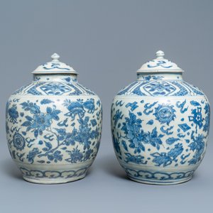 Een paar Chinese blauw-witte dekselvazen met floraal decor, Hatcher cargo scheepswrak, Transitie periode — foto 2