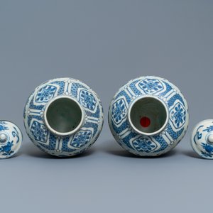 Een paar Chinese blauw-witte dekselvazen met floraal decor, Hatcher cargo scheepswrak, Transitie periode — foto 5