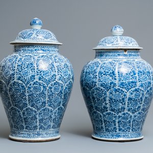 Een paar Chinese blauw-witte dekselvazen met floraal decor, Kangxi — foto 3