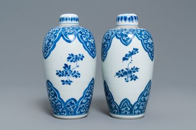 Een paar Chinese blauw-witte dekselvazen met floraal decor, Kangxi