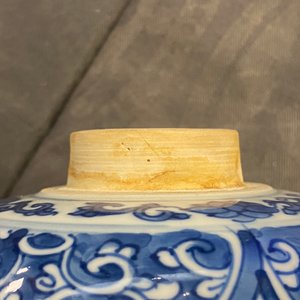 Een paar Chinese blauw-witte dekselvazen met floraal decor, Kangxi — foto 19