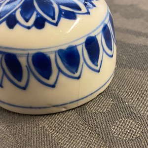 Een paar Chinese blauw-witte dekselvazen met floraal decor, Kangxi — foto 20