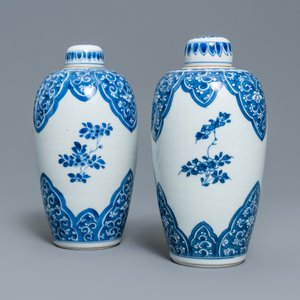 Een paar Chinese blauw-witte dekselvazen met floraal decor, Kangxi — foto 2