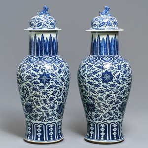 Een paar Chinese blauw-witte dekselvazen met florale slingers, 19e eeuw — foto 3
