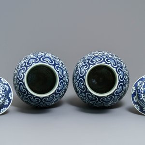 Een paar Chinese blauw-witte dekselvazen met florale slingers, 19e eeuw — foto 5