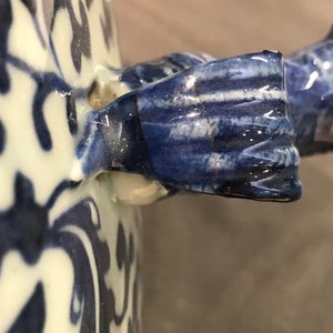 Een paar Chinese blauw-witte dekselvazen met florale slingers, 19e eeuw — foto 7