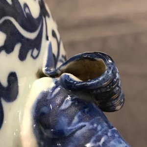 Een paar Chinese blauw-witte dekselvazen met florale slingers, 19e eeuw — foto 9
