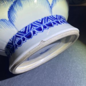 Een paar Chinese blauw-witte dekselvazen met jachtscènes, Kangxi — foto 15