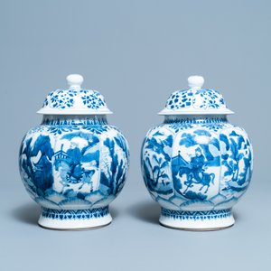 Een paar Chinese blauw-witte dekselvazen met jachtscènes, Kangxi — foto 2