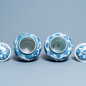 Een paar Chinese blauw-witte dekselvazen met jachtscènes, Kangxi — foto 5