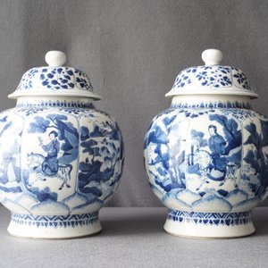 Een paar Chinese blauw-witte dekselvazen met jachtscènes, Kangxi — foto 7