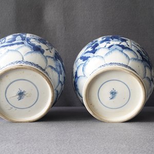 Een paar Chinese blauw-witte dekselvazen met jachtscènes, Kangxi — foto 10