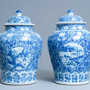 Een paar Chinese blauw-witte dekselvazen met landschapsmedaillons op florale fond, Kangxi — foto 2
