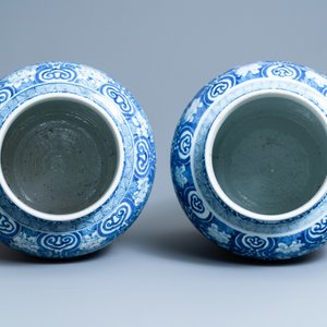 Een paar Chinese blauw-witte dekselvazen met landschapsmedaillons op florale fond, Kangxi — foto 5