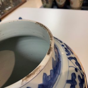 Een paar Chinese blauw-witte dekselvazen met pioenslingers, Kangxi — foto 17