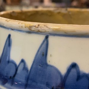 Een paar Chinese blauw-witte dekselvazen met pioenslingers, Kangxi — foto 23