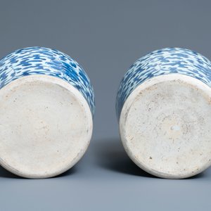 Een paar Chinese blauw-witte dekselvazen met pioenslingers, Kangxi — foto 6