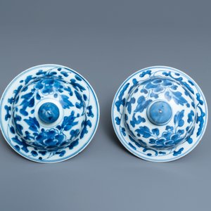 Een paar Chinese blauw-witte dekselvazen met pioenslingers, Kangxi — foto 7